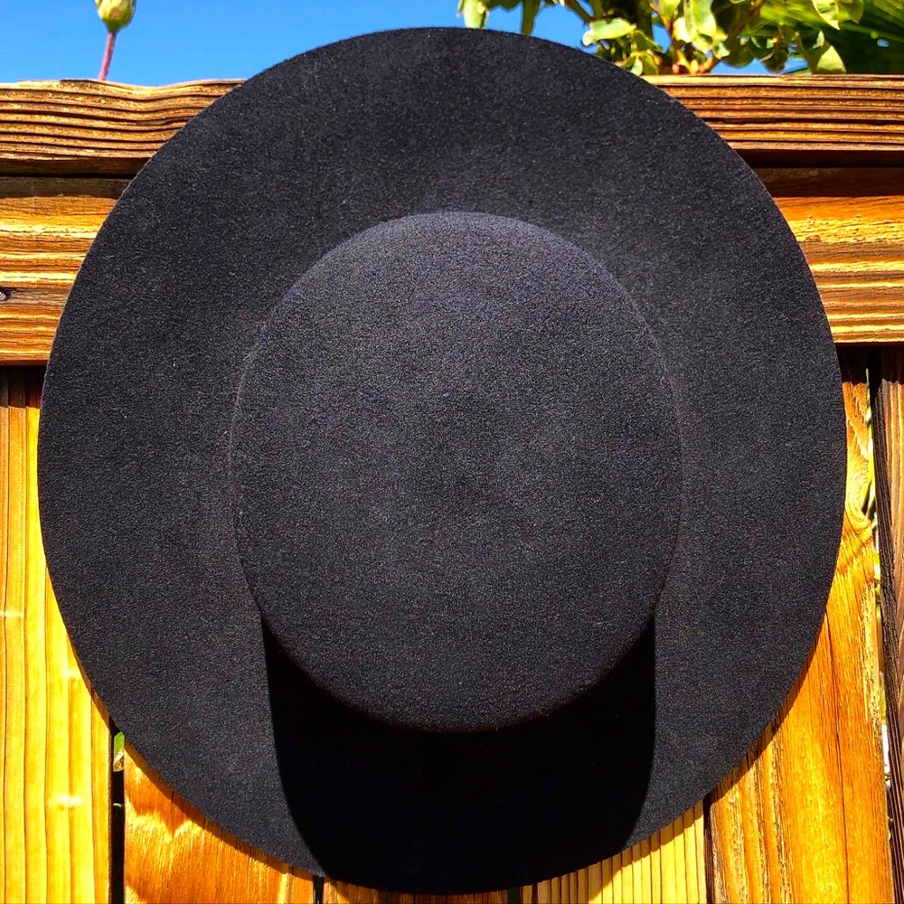 Gigi Pip**Size 57**Black Dahlia boater brim Hat